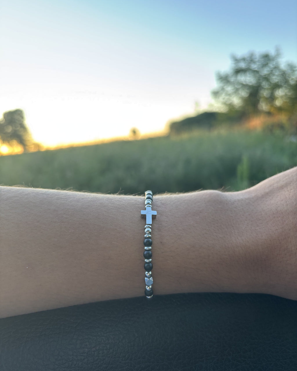 Bracelet PIERRE HOSANNA pour homme — perles pierre naturelle et croix, porté au quotidien