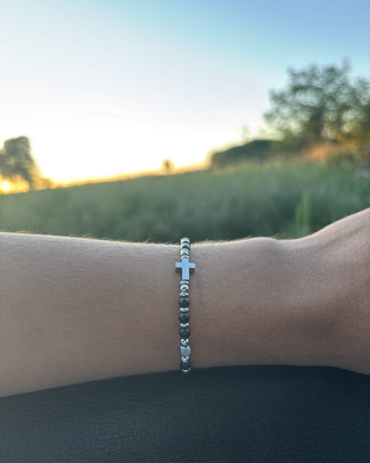 Bracelet PIERRE HOSANNA pour homme — perles pierre naturelle et croix, porté au quotidien